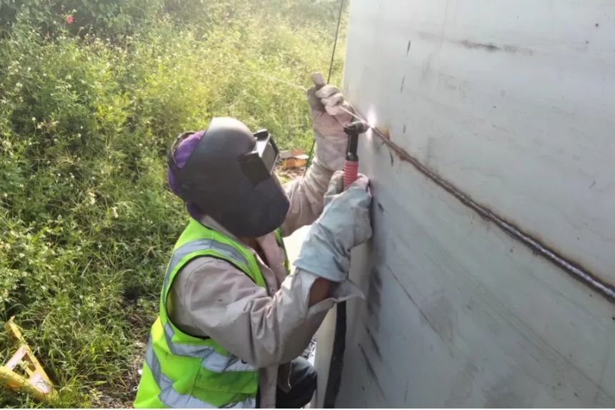 不畏酷暑、安全作业 图片