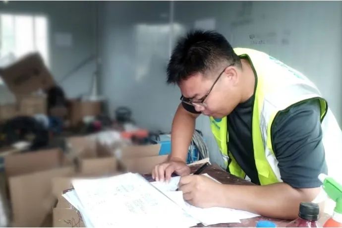 作业前认真细致核对图纸 图片